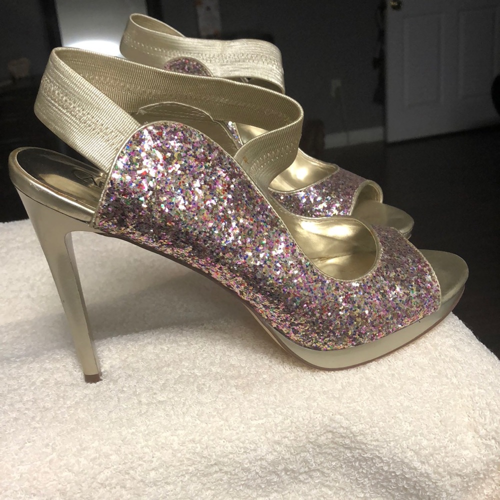 Multicolored shimmering heel